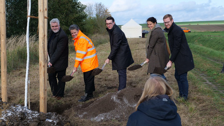 Minister Willingmann gemeinsam mit Ministerin Hüskens bei  größter Baumpflanzaktionen des Landes