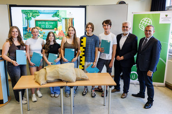 Umweltminister Willingmann mit Schülern des Norbertusgymnasiums