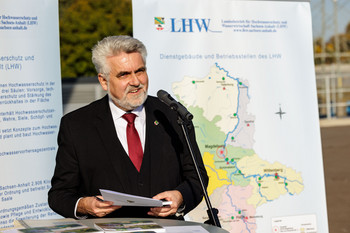 Minister Willingmann bei Einweihung des neuen Schöpfwerks und Deich zwischen Jeßnitz und Wolfen