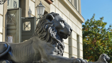 Löwenskulptur am Universitätsplatz