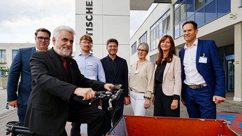 Bjoern Saft (1. Betriebsleiter und Verwaltungsdirektor des Klinikums), Jens Larsen (Leiter Bau- und Gebäudemanagement des Klinikums), Minister Prof. Dr. Armin Willingmann, Marcel Lorenz (Umweltbeauftragter des Klinikums), Dr. Robert Reck (OB Dessau-Roßlau), Michaela Ewald (Pflegedienstleiterin des Klinikums), Dr. Sandra Hagel (Präsidentin des Landesamtes für Umweltschutz) und Prof Dr. med. Christoph U. Herborn (Ärztlicher Direktor des Klinikums).