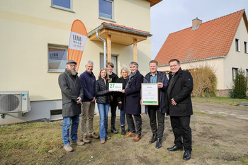 Familie und STS Eichner vor saniertem Haus