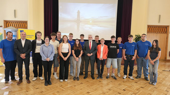 Die insgesamt zwölf neuen Auszubildenden des 2025er Jahrgangs hat Umweltminister Prof. Dr. Armin Willingmann heute begrüßt.