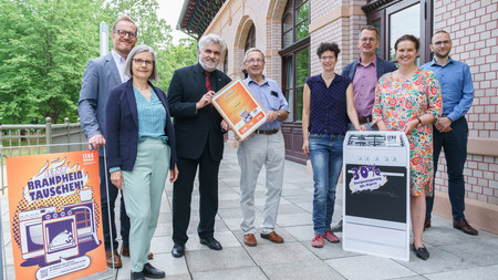 Gemeinsam mit Energieminister Prof. Dr. Armin Willingmann und den Kampagnenpartnern hat die Landesenergieagentur Sachsen-Anhalt GmbH (LENA) den Preisträger-Familien des landesweiten Wettbewerbs „Jetzt brandheiß tauschen!“ symbolisch ihre energieeffizienten Neugeräte überreicht.