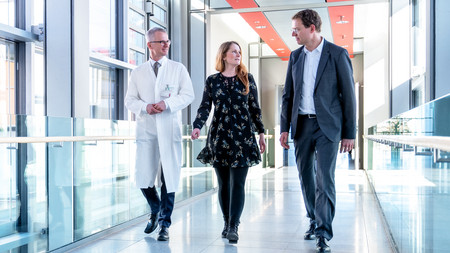 Nach erfolgreich behandelter Leukämie zurück ins Leben: Judith Raczynski im Gespräch mit Prof. Lutz P. Müller (links) und Prof. Michael Heuser. Sie erhielt an der Universitätsmedizin Halle zwei lebensrettende Stammzelltransplantationen und profitierte dabei von der intensiven Zelltherapieforschung der letzten Jahre. Solche Fortschritte sollen nun durch das neue Institut weiter vorangetrieben werden.