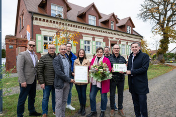 Familie Illies erhält „Grüne Hausnummer“ für energetische Sanierung eines Vierseitenhofes
