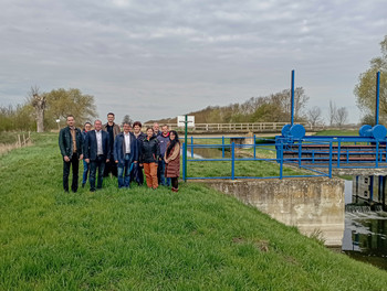 Umwelt-Staatssekretär Dr. Steffen Eichner überreichte heute einen Förderbescheid über rund 134.500 Euro an den Leiter des Dezernates „Infrastruktur und Umwelt“ des Landkreises Börde, Dr. Denis Gruber.