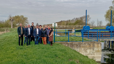 Umwelt-Staatssekretär Dr. Steffen Eichner überreichte heute einen Förderbescheid über rund 134.500 Euro an den Leiter des Dezernates „Infrastruktur und Umwelt“ des Landkreises Börde, Dr. Denis Gruber.