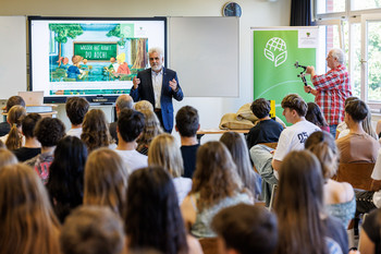 Minister Willingmann spricht zu den Schülern